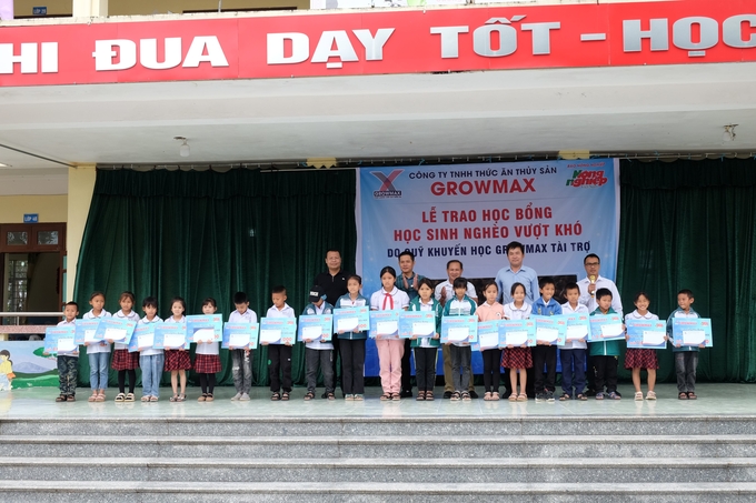 20 em học sinh nhà nghèo hiếu học tại Trường Tiểu học Bình Ngọc được nhận học bổng do Quỹ Khuyến học GrowMax hỗ trợ.