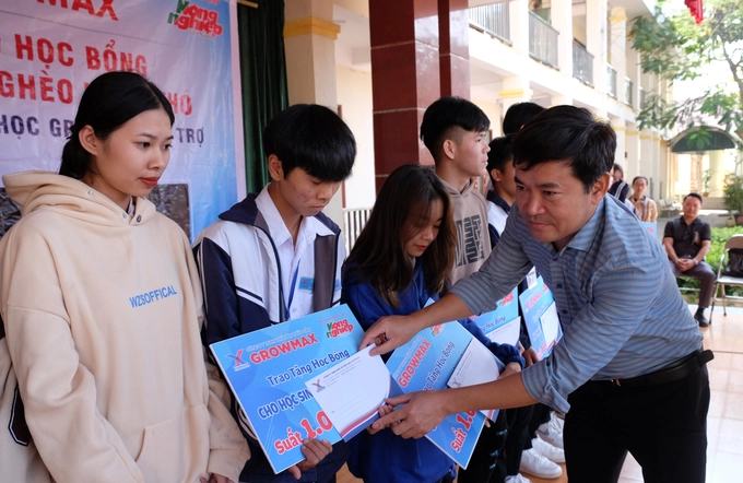 Ông Đặng Văn Thành, Giám đốc Công ty GrowMax khu vực Miền Bắc, trao suất học bổng cho học sinh nghèo vượt khó trường THPT Hải Đông, huyện Tiên Yên.